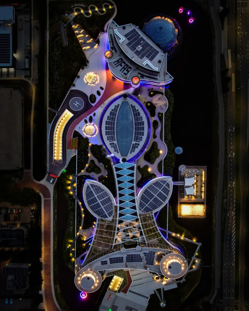 Het futuristische gebouw van AFAS Software in Leusden bij avond, recht van boven