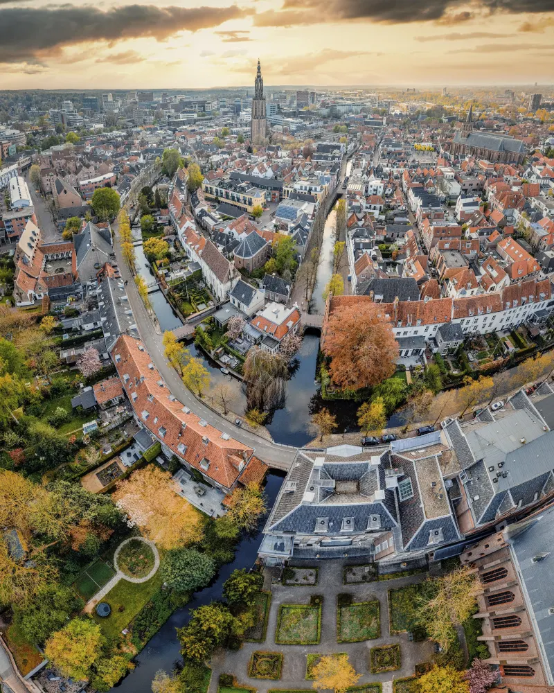 Historische binnenstad met kerktoren vanuit de lucht, in herfstkleuren
