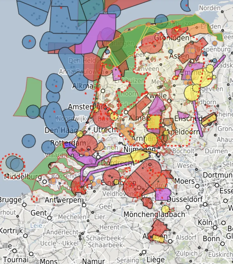 Dronekaart van Nederland met de zones waar vliegen beperkt of verboden is