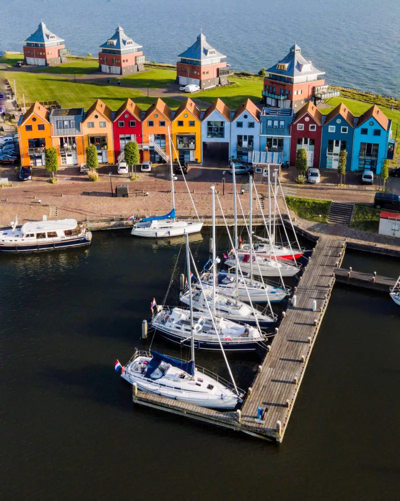De gekleurde huizen aan het water in Stavoren, Friesland, vanuit de lucht
