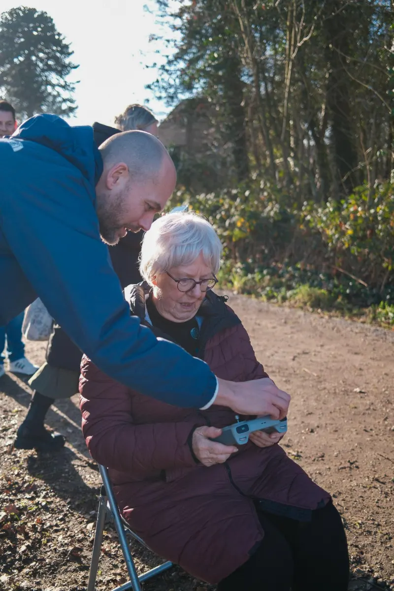 Maarten helpt een deelnemer met de besturing van de drone