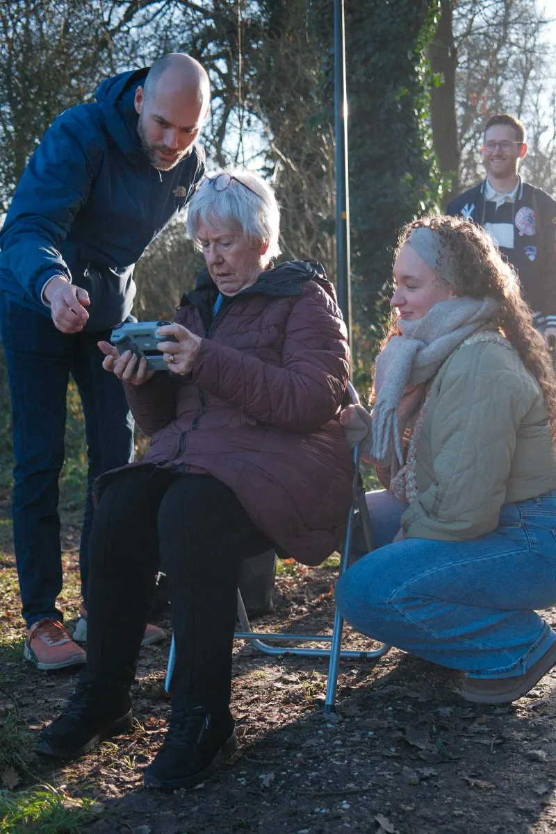 Deelnemers kijken samen naar het live beeld van de drone